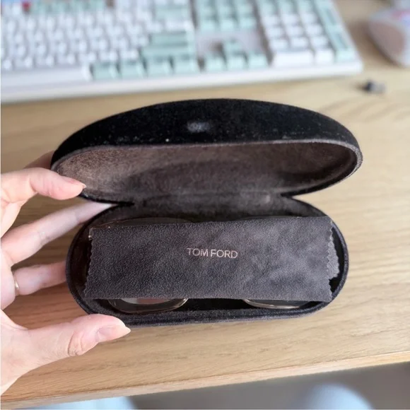 Tom Ford Brown✨ CHIC ✨Clear Frame Glasses w/ Brown Transition Lenses + Case - Picture 2 of 6